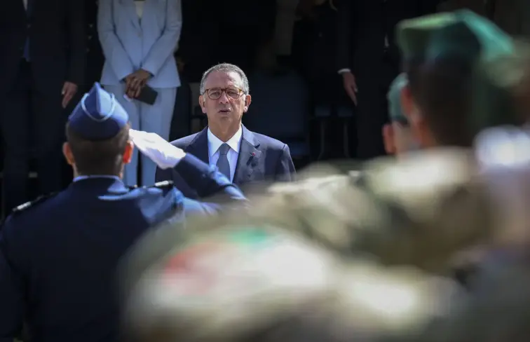 Seguro na cerimónia do Dia do Combatente.