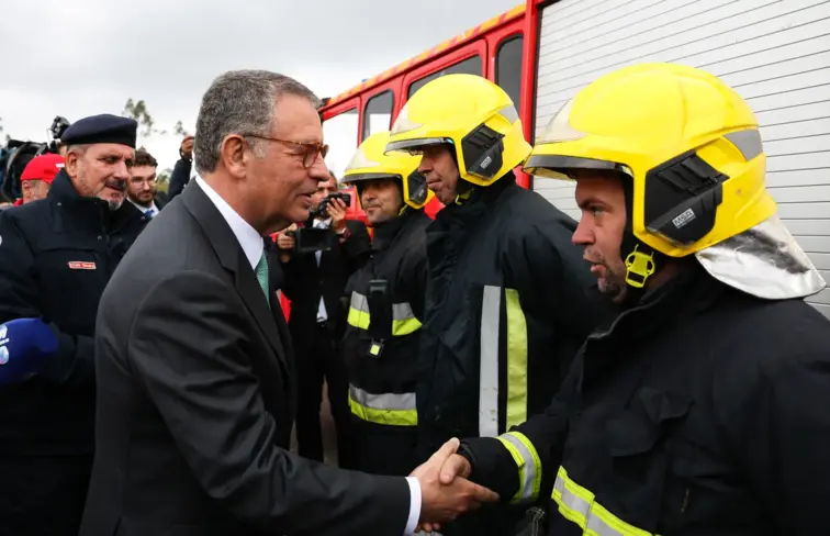 Seguro cumprimenta bombeiros.