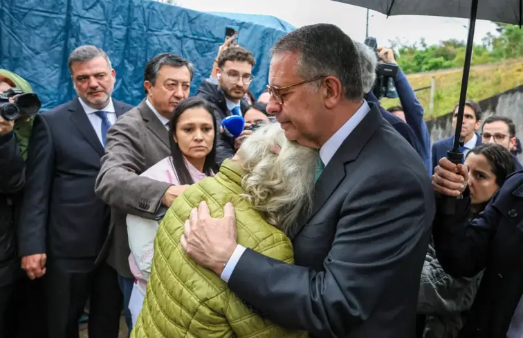 Seguro abraça popular durante visita.