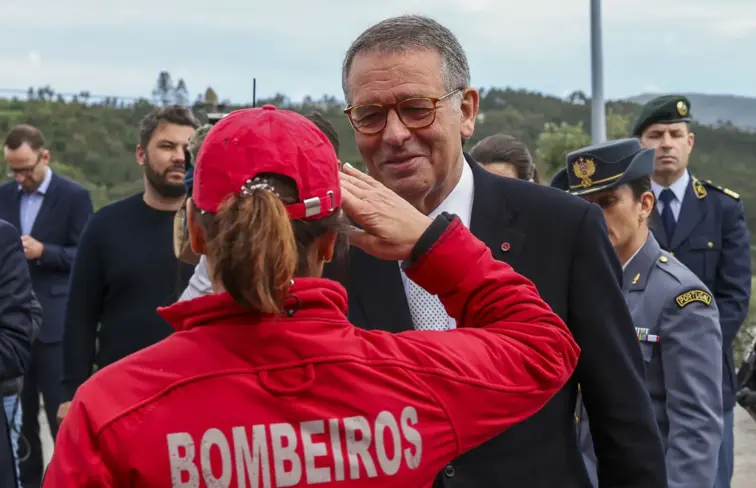 Seguro e bombeira de costas.