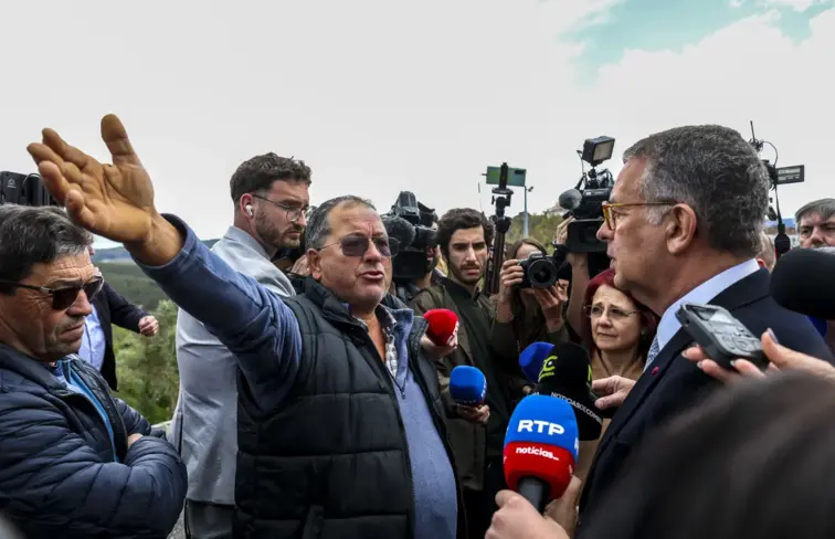 Seguro e populares coversam em Penela.