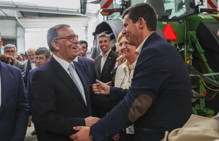 Seguro cumprimenta agricultor.