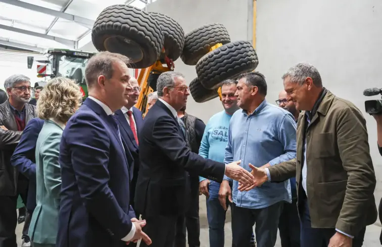 Seguro cumprimeta agricultores à chegada ao almoço.