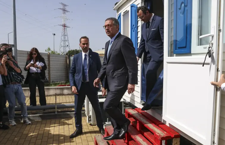 Seguro e o presidente da Câmara de Leiria, Gonçalo Lopes, a saírem de casa modular.