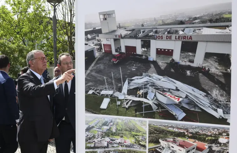 Seguro visita exposição de fotografias dos danos da tempestade.