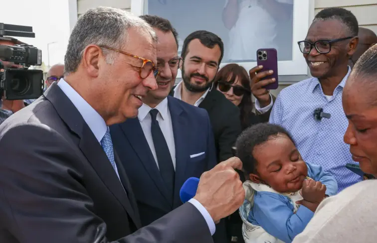 Seguro e família que foi realojada na tempestade.