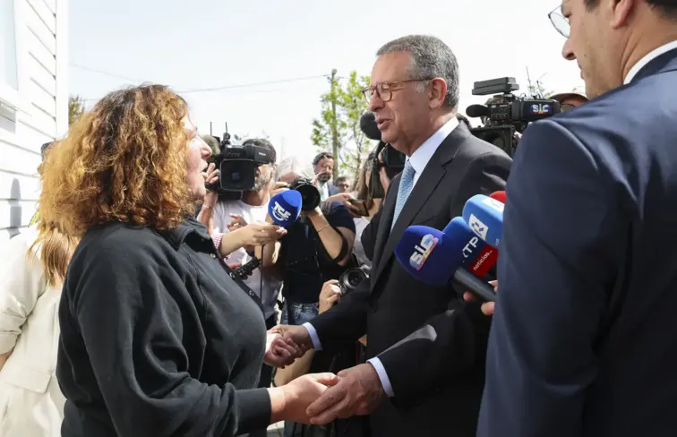 Seguro e mulher realojada.