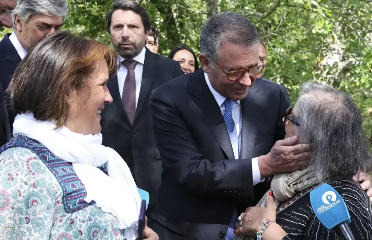 Seguro conversa com senhora campista, com a mão no rosto dela.
