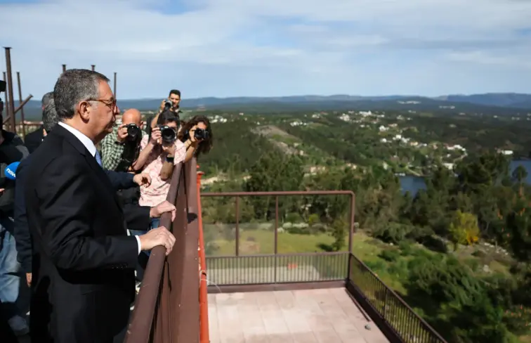 Seguro observa a paisagem, durante a visita ao Hotel de Montanha da Sertã, destruído pelo mau tempo.