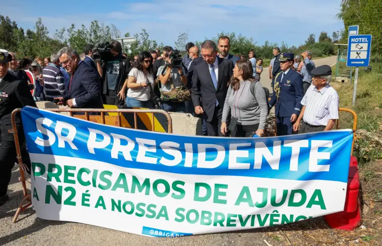 Seguro atrás da faixa do protesto.