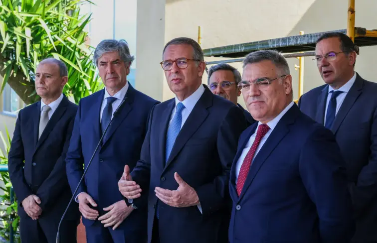 Seguro em conferência de imprensa.