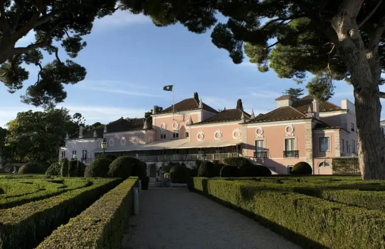 Jardim so Palácio de Belém, com o Palácio ao fundo iluminado por sol de fim de tarde