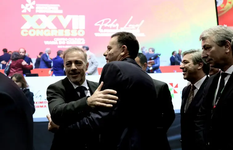 Pedro Duarte a dar um abraço a Luís Montenegro.