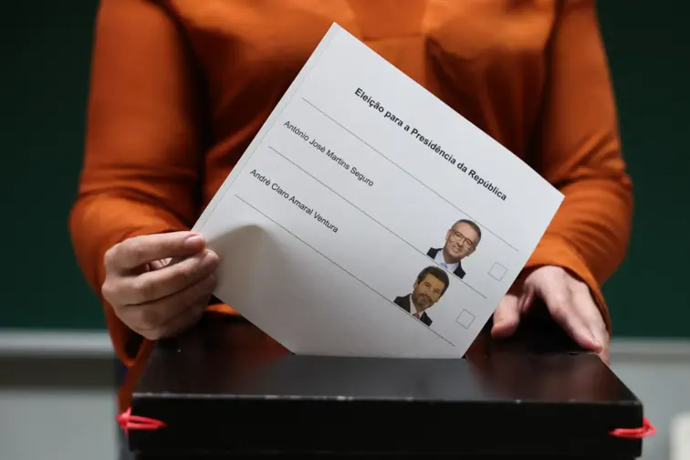 Urna e papel de voto.