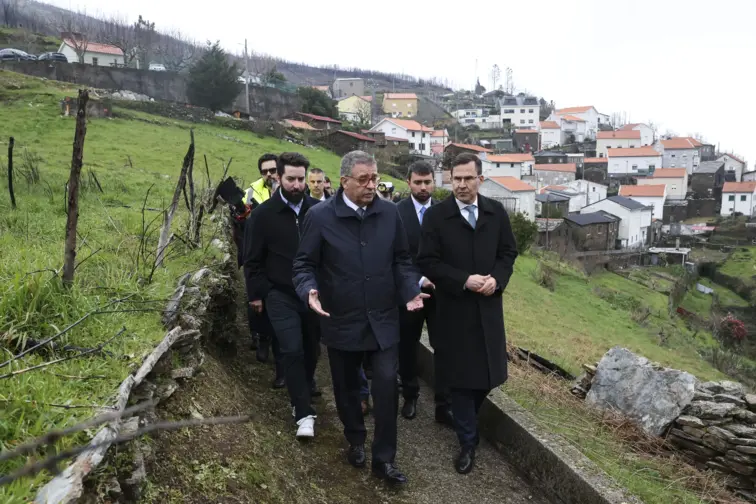 António José Seguro e  comitiva durante visita política à Mourísia