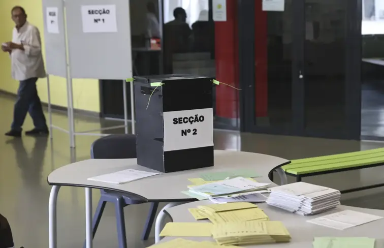 Secção de voto numas eleições em Portugal
