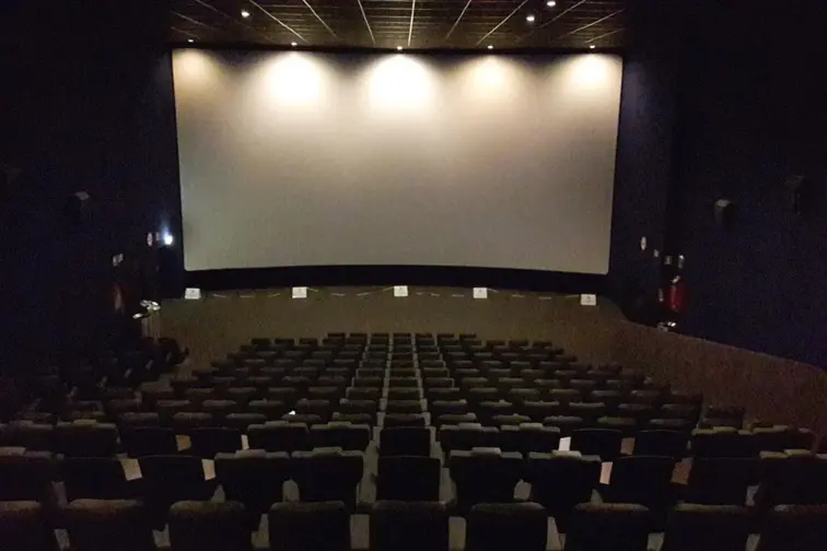 Sala de cinema vazia.