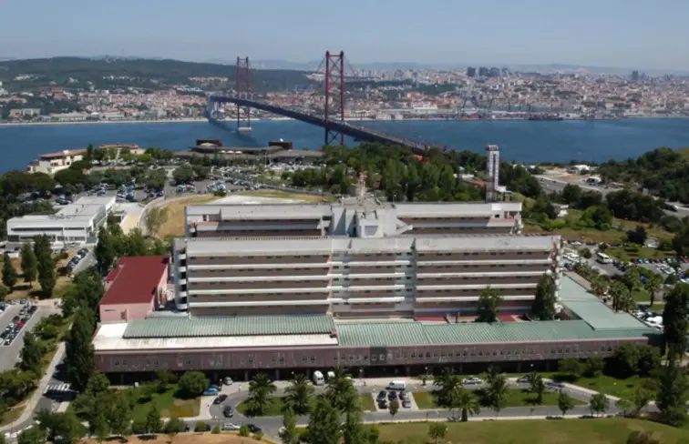 Vista aérea sobre o edifício do Hospital Garcia de Orta, em Almada