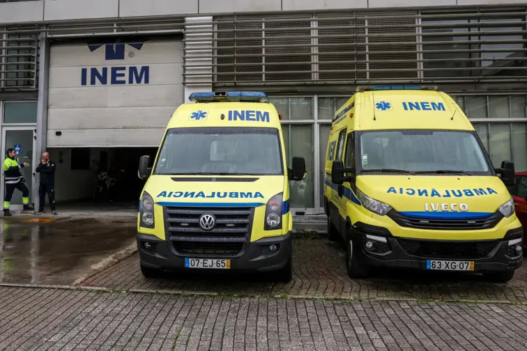 Duas viaturas do INEM estacionadas