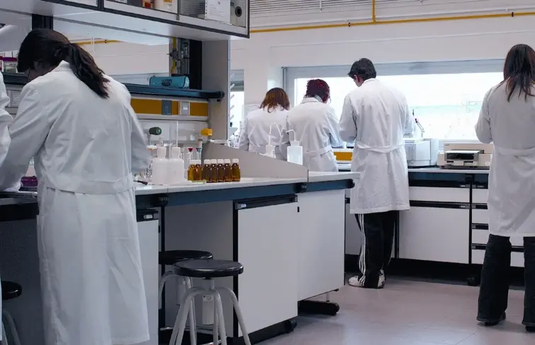 Investigadores num laboratório.