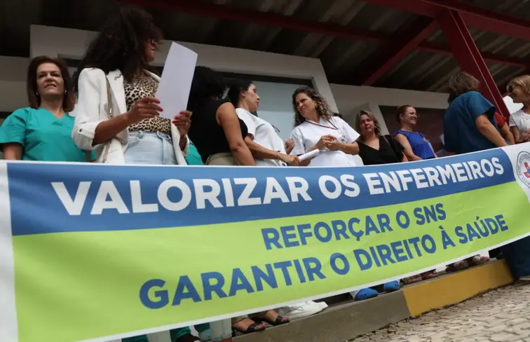 Enfermeiros em greve, com uma faixa que pede por valorização da profissão.