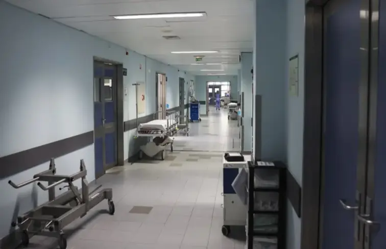 Corredor de hospital de Coimbra com macas 
