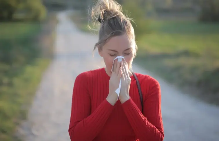 Mulher a espirrar.