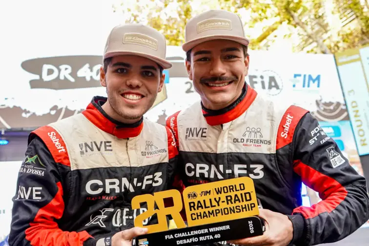Alexandre Pinto e Bernardo Oliveira a festejar a vitória da corrida