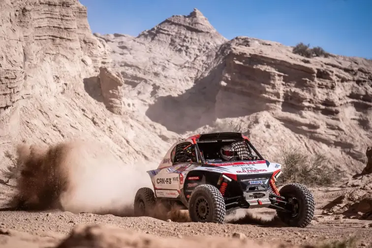 Um piloto de carro a competir no deserto argentino