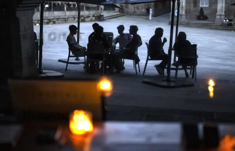 Grupo de pessoas em esplanada durante o apagão