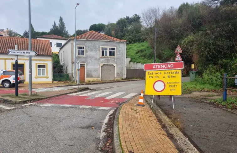 Uma estrada em Coimbra, onde se lê o sinal de estrada cortada.