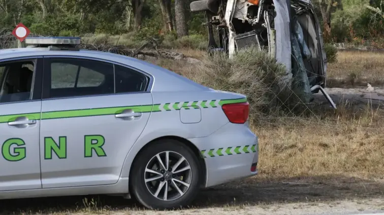 Imagem ilustra o carro da GNR em operação stop