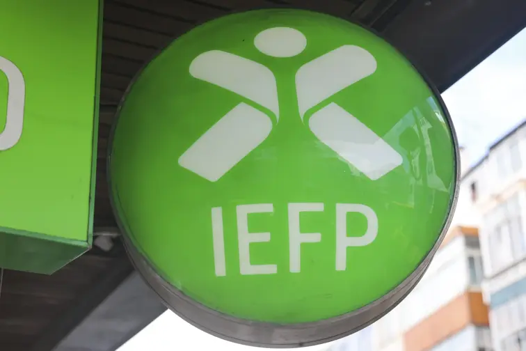 Placa do Instituto do Emprego e Formação Profissional (IEFP)