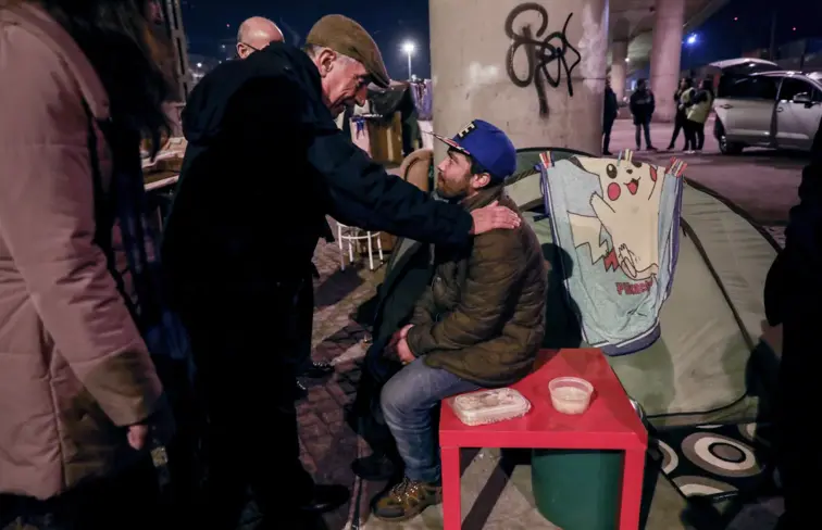 Marcelo Rebelo de Sousa conforta pessoa em situação de sem-abrigo