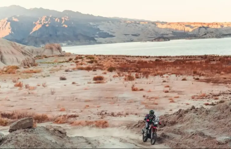 Um piloto a conduzir numa mota no deserto argentino