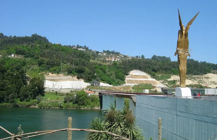 Memorial da tragédia da ponte Entre-os-Rios, em Castelo de Paiva.