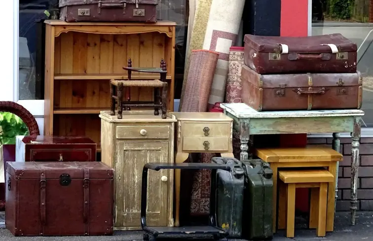 Vários móveis e malas.