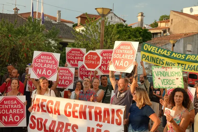 pessoas com cartazes em manifestação