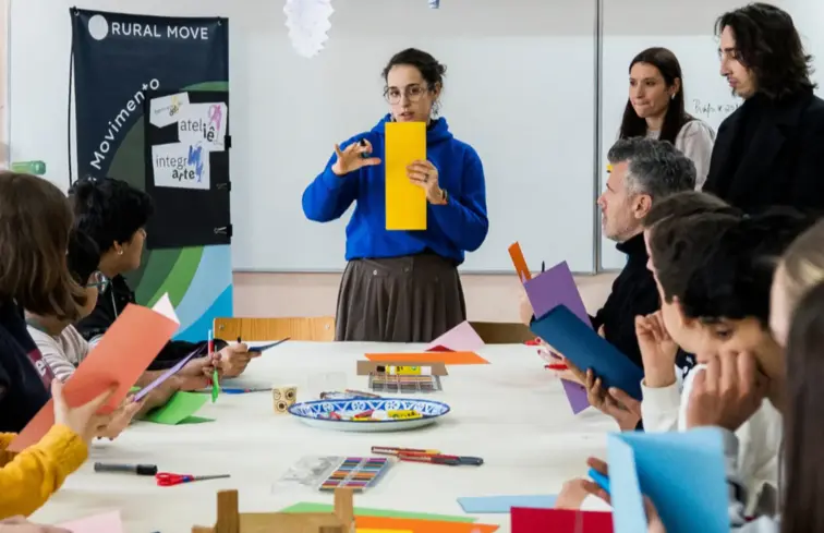 Conjunto de jovens e artistas a desenhar máscaras