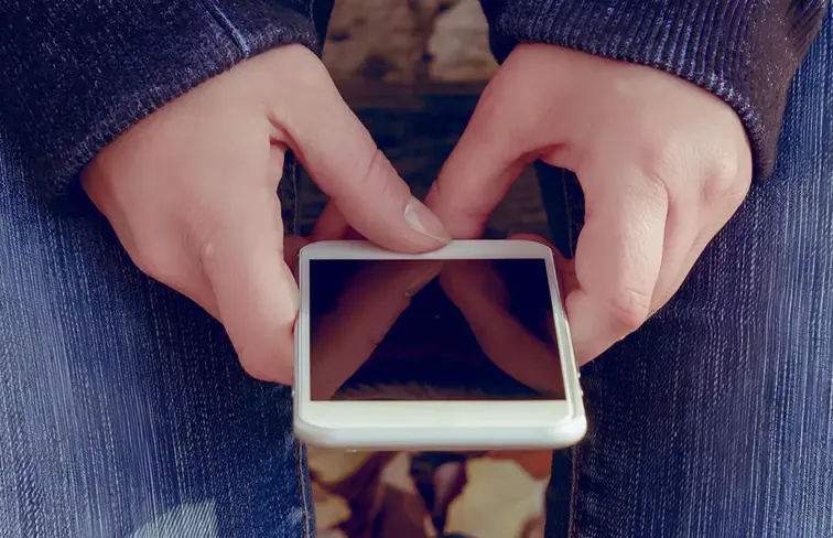 Telemóvel nas mãos de uma pessoa.
