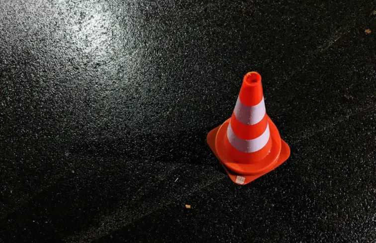 Pino na estrada a sinalizar perigo