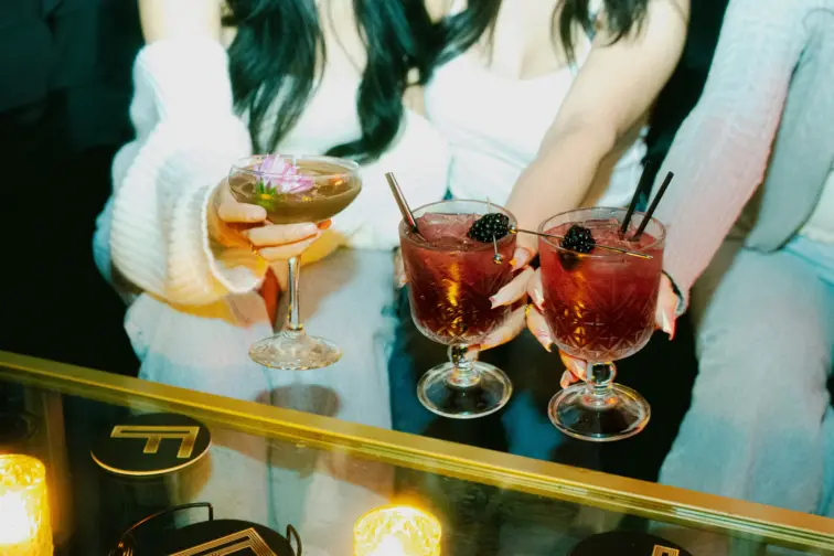 Imagem com jovens a beberem alcool