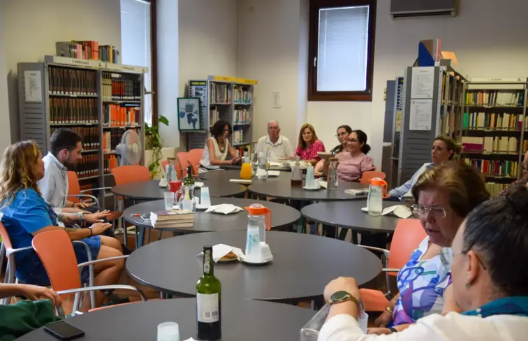 Pessoas numa biblioteca
