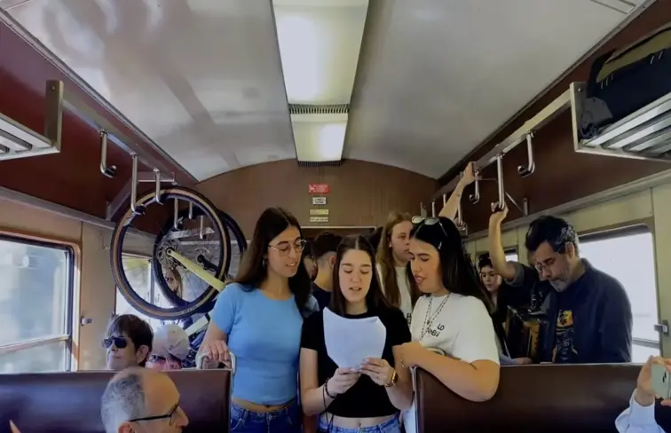 pessoas a ler no comboio