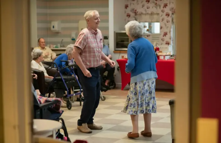 Dois idosos em pé durante atividade social