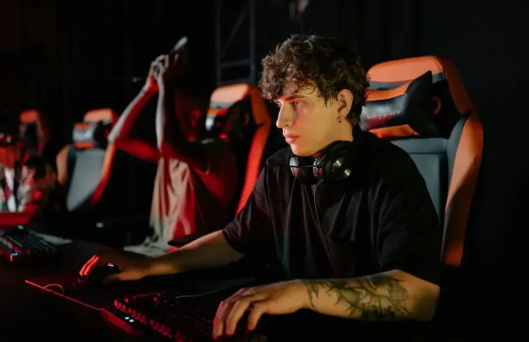 Rapaz a jogar online