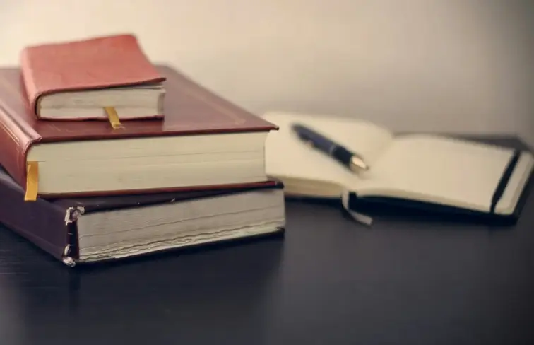 Cadernos e livros empilhados
