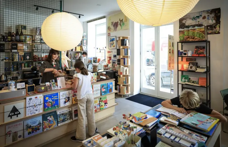 Uma criança compra um livro infantil