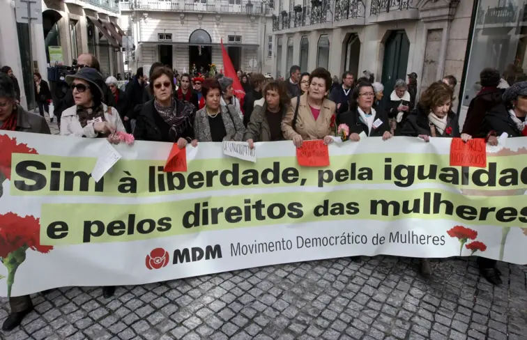 Dezenas de mulheres em manifestação