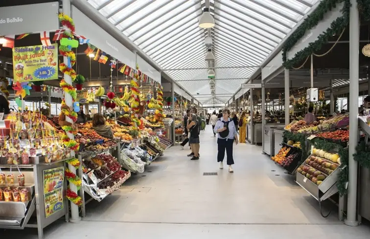 Corredores do mercado do Bolhão com frutas em destaque